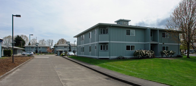 Village Manor in Lebanon, OR - Building Photo - Building Photo