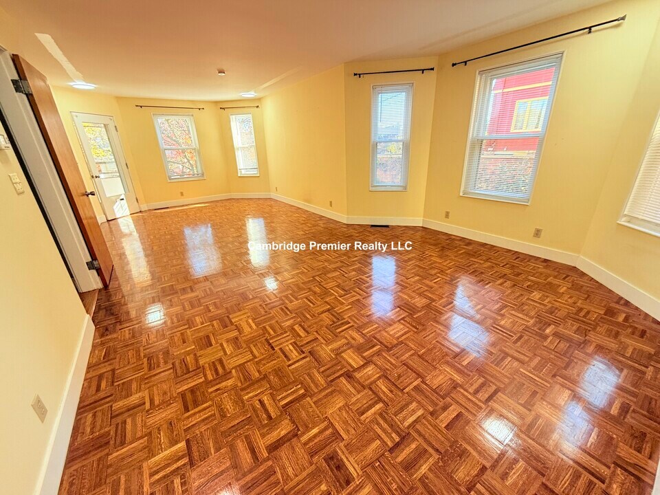 10 Packard Ave, Unit 1 in Somerville, MA - Building Photo