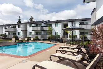Woodlark in Hayward, CA - Foto de edificio - Building Photo