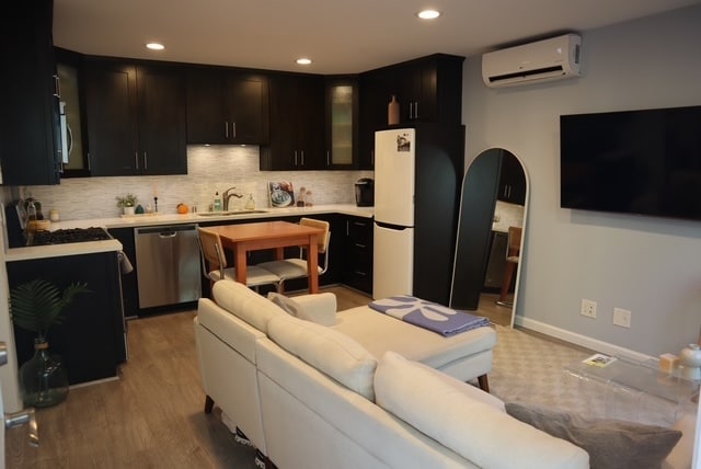 219 42nd St, Unit 219 in Manhattan Beach, CA - Building Photo - Building Photo