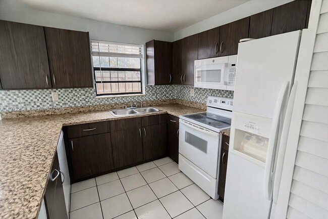 10900 NW 7th St in Miami, FL - Building Photo - Building Photo