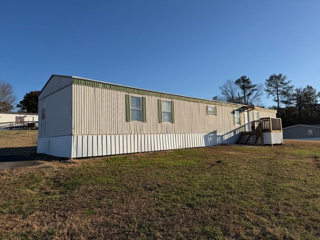 property at 951 N Bucks Pocket Rd SE