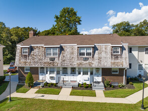 Birchwood on the Green in Oakdale, NY - Building Photo - Building Photo