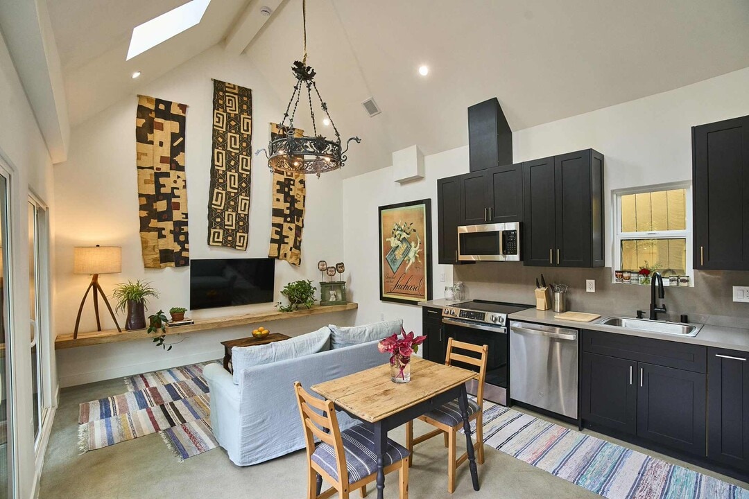 2074 W 27th St in Los Angeles, CA - Building Photo