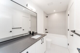 809 Arncote Ave in Victoria, BC - Building Photo - Building Photo