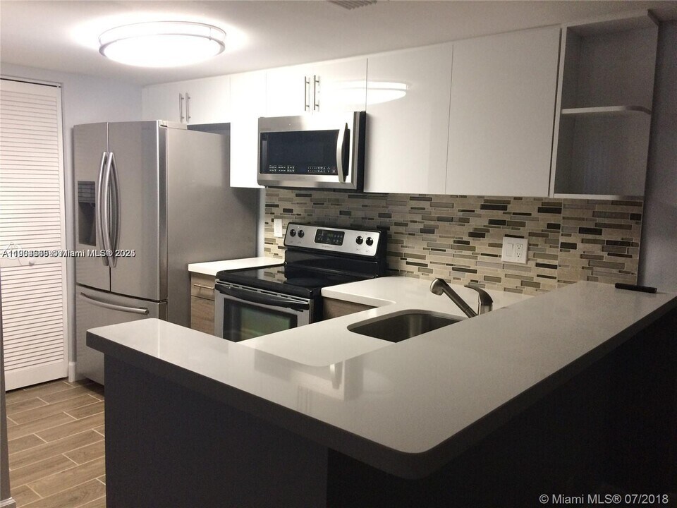 10749 Cleary Blvd in Plantation, FL - Foto de edificio