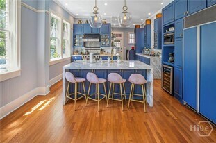 624 E Victory Dr in Savannah, GA - Building Photo