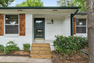 1202 Spruce Dr in Richardson, TX - Foto de edificio - Building Photo