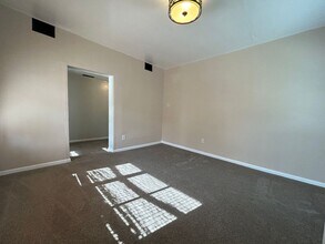 7434 Hughart St in Norfolk, VA - Foto de edificio - Building Photo