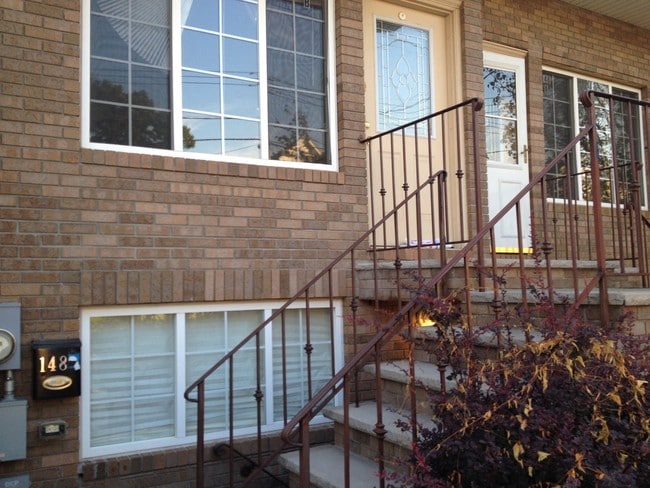 148F Main St, Unit B in Staten Island, NY - Foto de edificio - Building Photo