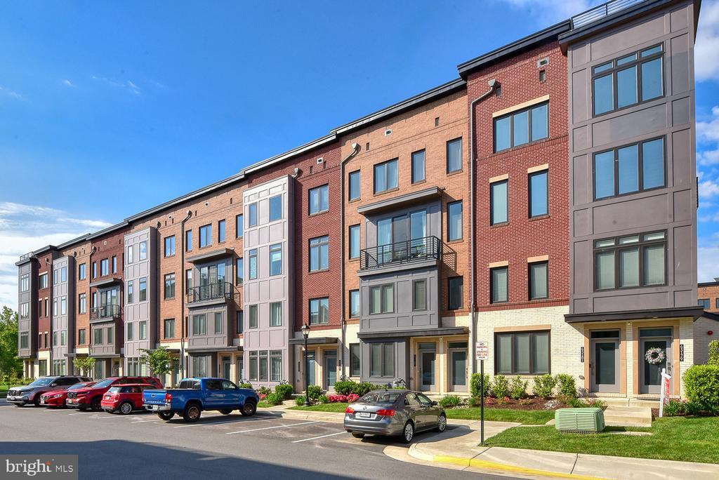 43185 Mongold Square in Ashburn, VA - Building Photo