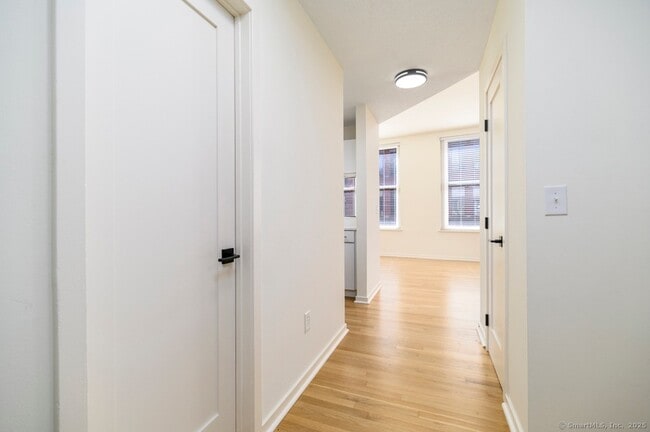 83 Washington St, Unit 2C in Norwalk, CT - Building Photo - Building Photo
