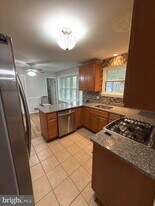 6919 Rolling Rd in West Springfield, VA - Building Photo