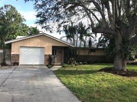 2431 Doud St in Sarasota, FL - Building Photo