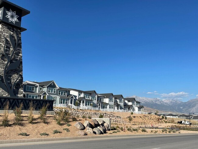 909 W Sunspear Dr in Saratoga Springs, UT - Building Photo - Building Photo