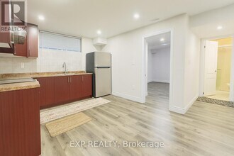 19 Sassafras St in Kitchener, ON - Building Photo - Building Photo