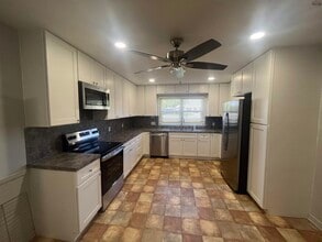 2015 E Bank St in Iowa Park, TX - Building Photo - Building Photo