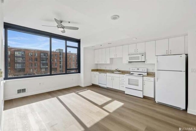 250 King St in San Francisco, CA - Building Photo - Building Photo