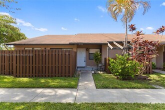 2734 N Nob Hill Rd in Sunrise, FL - Building Photo - Building Photo