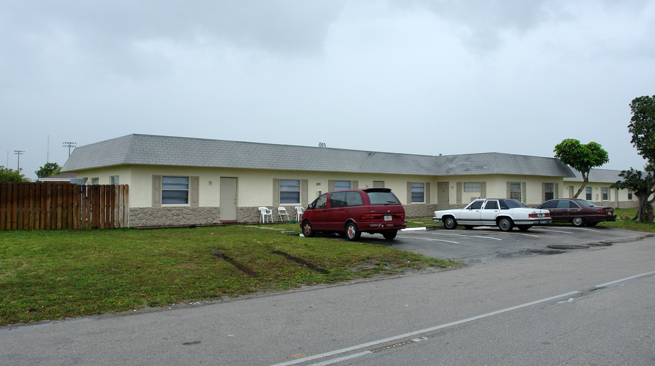 1921-1941 NW 14th Ave in Fort Lauderdale, FL - Building Photo