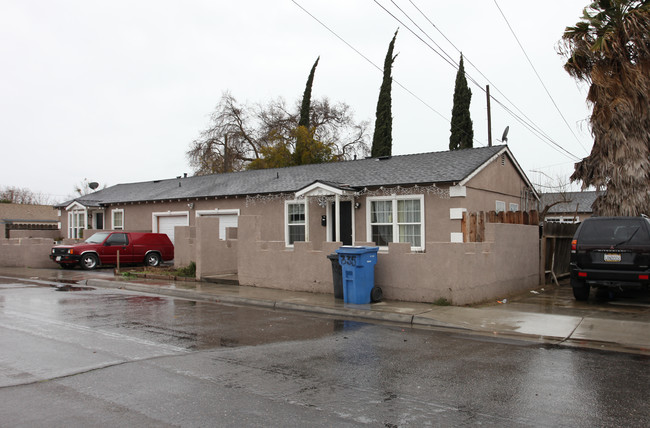 307 N West Ave in Turlock, CA - Foto de edificio - Building Photo