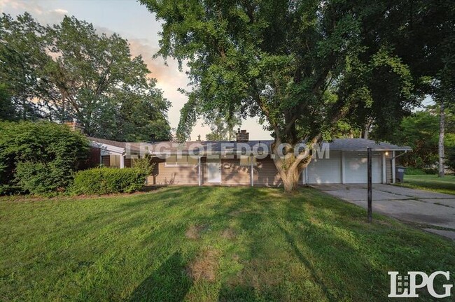 property at 3116 W Lincolnshire Blvd