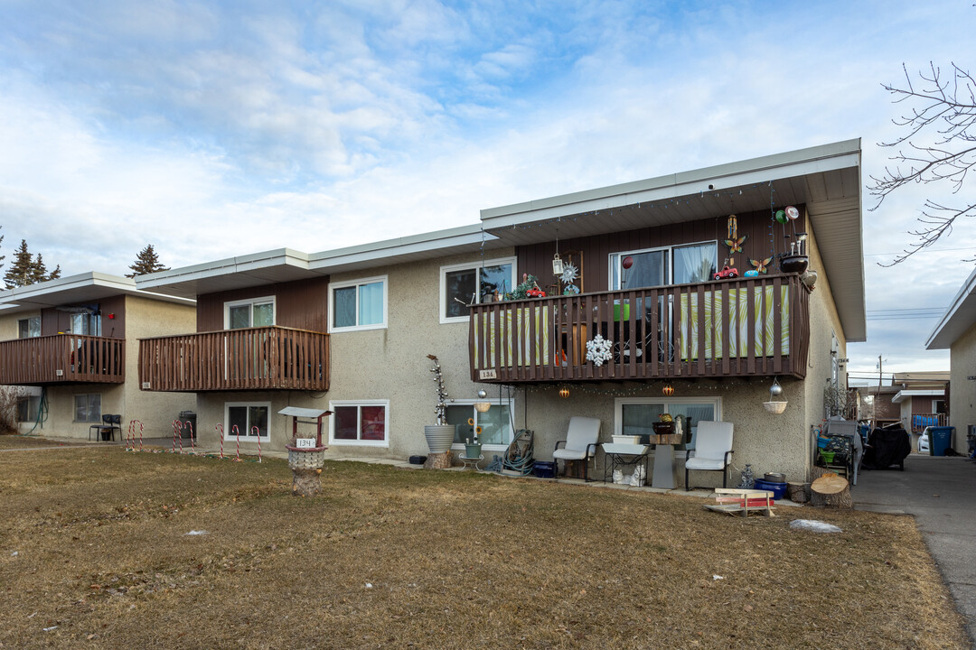 136 Blackthorn Rd NW in Calgary, AB - Building Photo