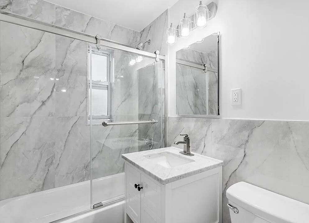 69-45 108th St in Queens, NY - Building Photo