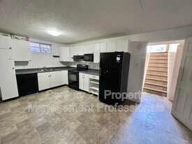 12915 69 St NW in Edmonton, AB - Building Photo
