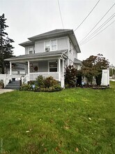37 Redmond Ave in Bay Shore, NY - Building Photo - Building Photo