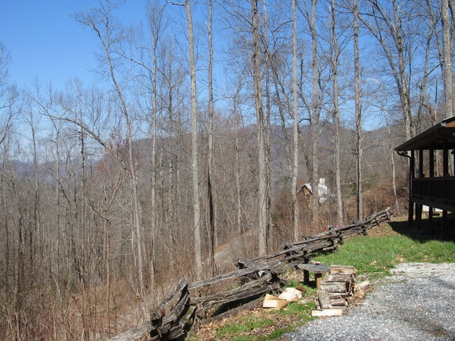 285 Canoe Creek Dr in Tuckasegee, NC - Building Photo - Building Photo