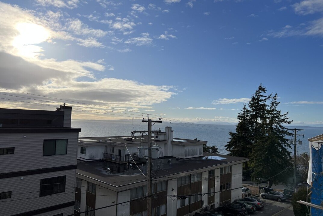 1285 Martin St in White Rock, BC - Building Photo