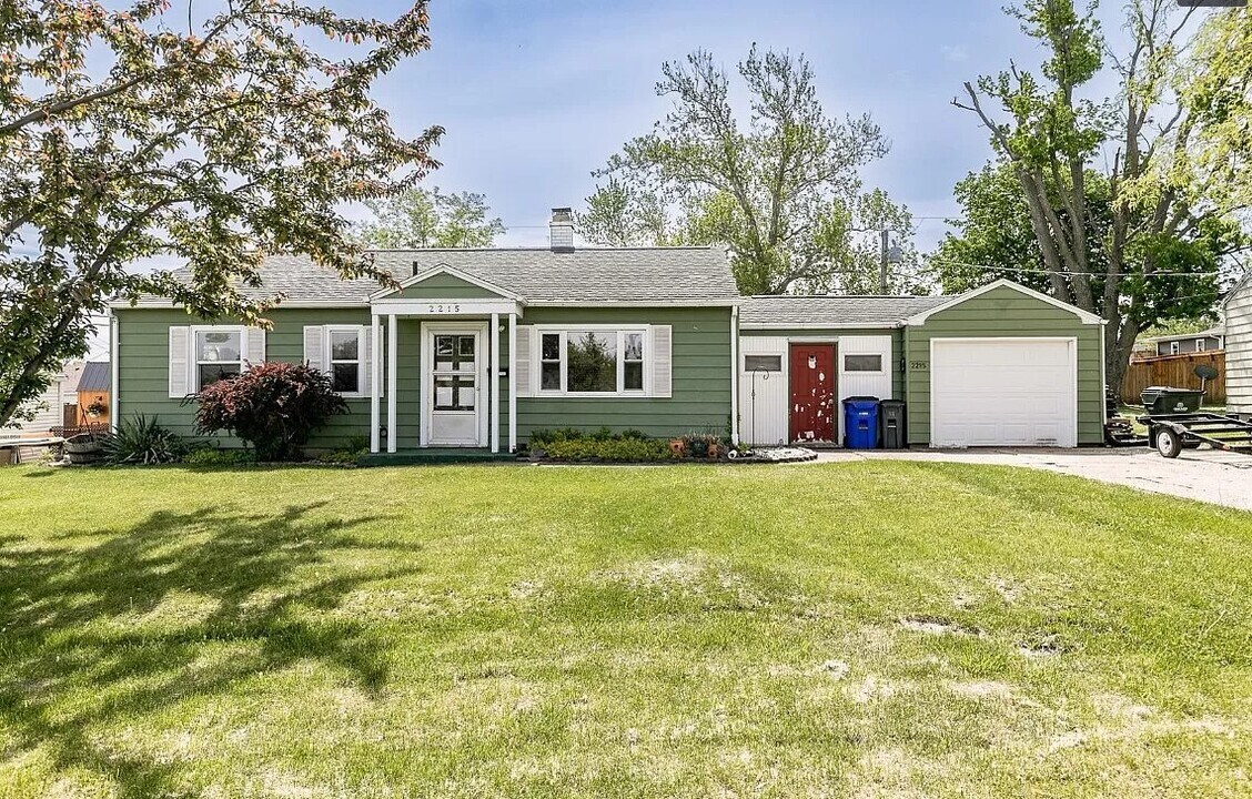 2215 9th Ave SW in Cedar Rapids, IA - Building Photo