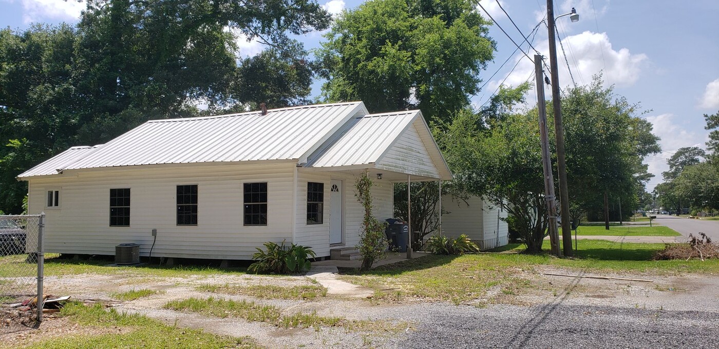 1814 E Lafayette St in Abbeville, LA - Building Photo