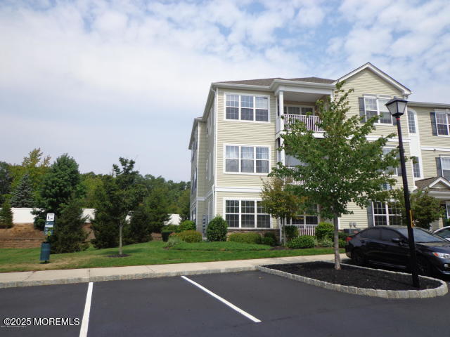 311 Mill Pond Wy in Eatontown, NJ - Foto de edificio - Building Photo
