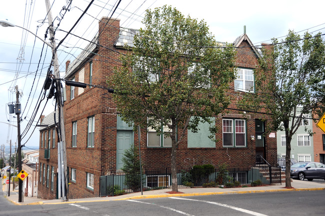 7009 Smith Ave in North Bergen, NJ - Foto de edificio - Building Photo