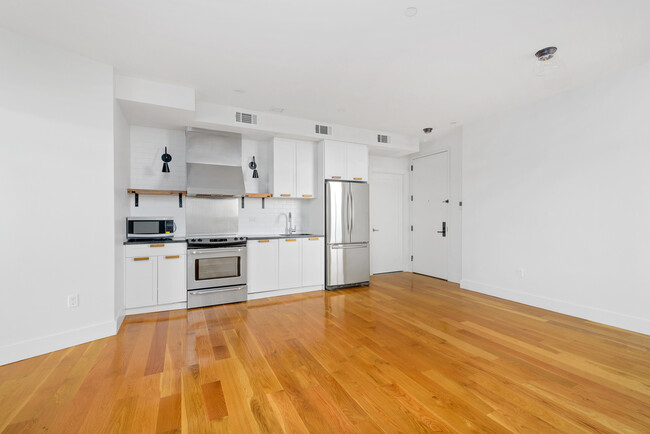 55-27 Myrtle Avenue in Flushing, NY - Building Photo - Building Photo