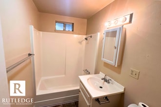 2250 Crater Lake Ave in Medford, OR - Building Photo - Building Photo