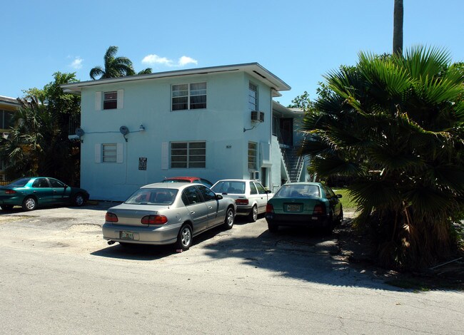 7829 N Bayshore Dr in Miami, FL - Foto de edificio - Building Photo