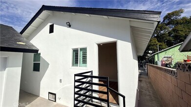 910 E 77th St in Los Angeles, CA - Foto de edificio - Building Photo