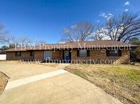 1204 Williamsburg Dr in Ennis, TX - Building Photo