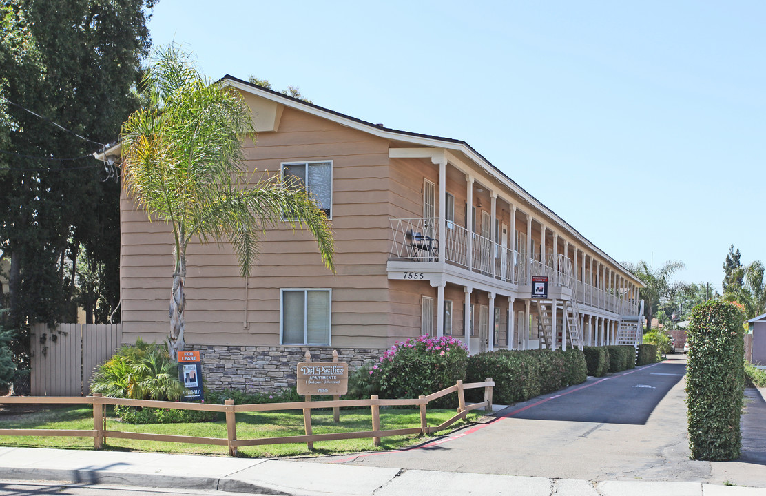 Del Pacifico Apartments in Lemon Grove, CA - Foto de edificio