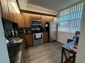 1717 Whitehall Dr in Davie, FL - Foto de edificio - Building Photo