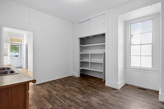 313 N Washington St in Mount Pulaski, IL - Foto de edificio - Building Photo