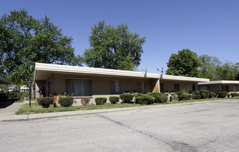 River Park Villa Apartments in Elkhart, IN - Foto de edificio - Building Photo