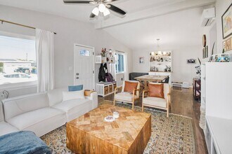 2131 Ilex Ave in San Diego, CA - Foto de edificio - Building Photo