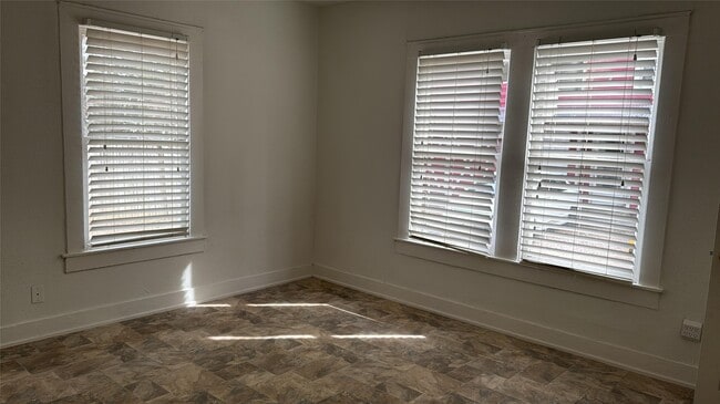 111 E Lewis St in Conroe, TX - Building Photo - Building Photo