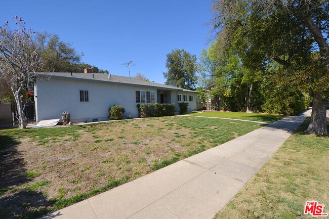 7061 Louise Ave in Los Angeles, CA - Building Photo - Building Photo