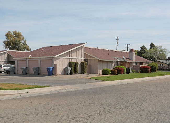 1406 DeWitt Ave in Clovis, CA - Building Photo - Building Photo