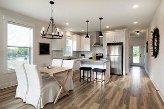 Mills Creek in Maple Grove, MN - Foto de edificio - Building Photo